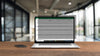 Medewerker met 17,3 inch privacy screen op laptop in open kantooromgeving