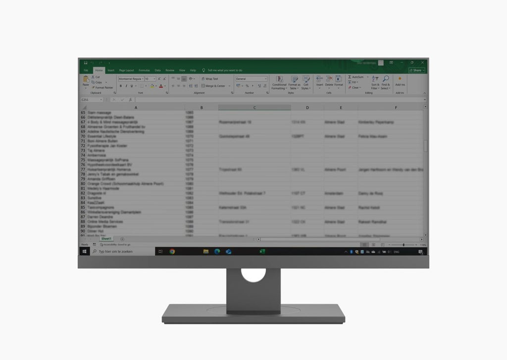 Medewerker met 18,5 inch privacy screen op compacte monitor in kantooromgeving