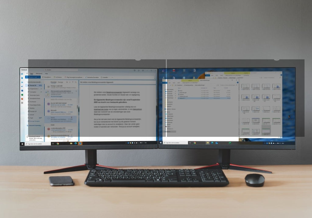 Kantoorbureauopstelling met 23,8 inch Privatech® monitor privacy filter geïnstalleerd